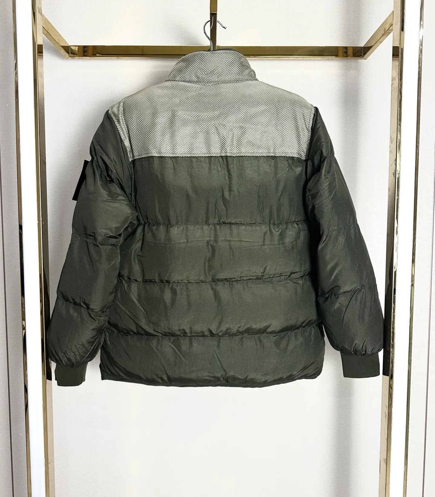 P300 STONE LSLAND/Stone Island metal nylon down jacket. This style is made of super fluffy combed down cotton. It is super warm and thick⚠️ One piece for winter. Top-notch stitching technology. The thermal insulation effect is even better than the down jacket. One piece for winter without stress. All metal hardware and accessories inside are customized one to one! The upper body of the whole dress is full of functionality and style. The fabric is made of metal nylon, windproof and waterproof. It is full of technology. An advanced player in the fabric field! Functional cotton clothing, a must-have for islanders, with unparalleled texture! Color: black silver gray military green fluorescent green haze blue yellow Size M-2XL